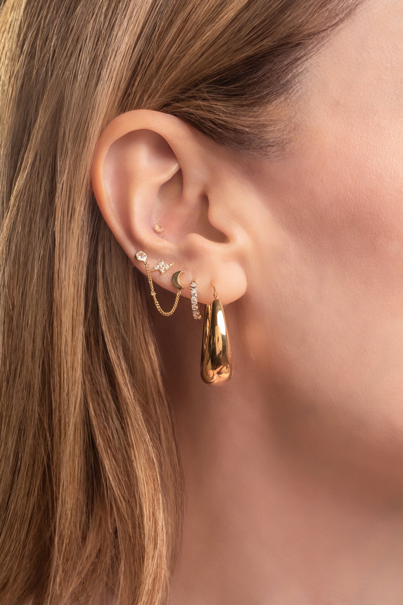 Arracada de oro sólido en 14 kilates con forma de canasta lisa inflada.