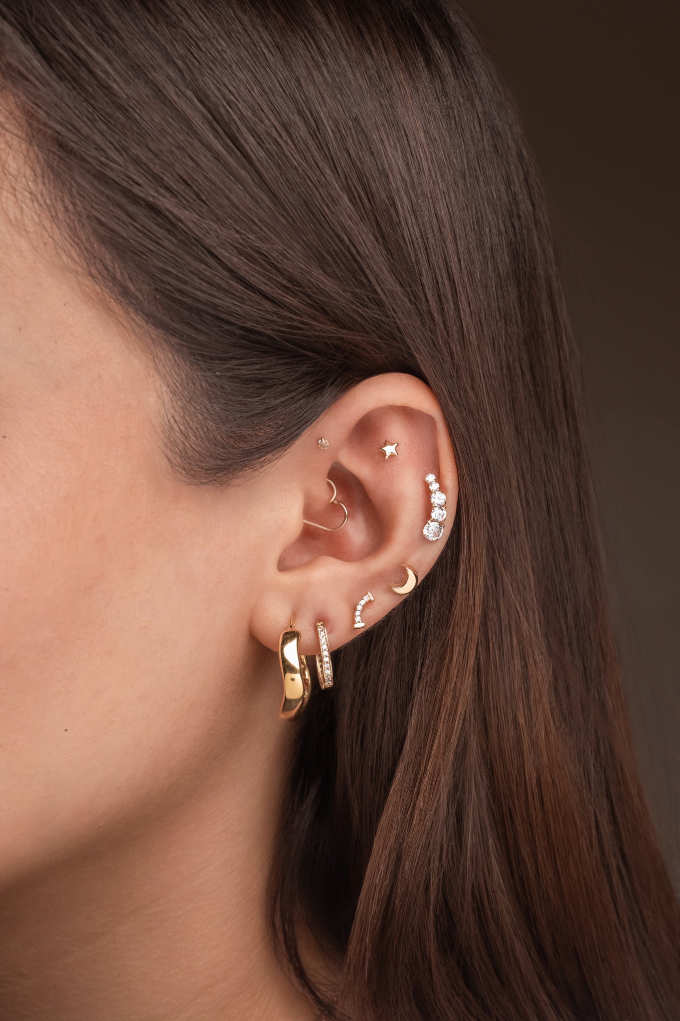 Arete de oro sólido en 14 kilates con foma de sonrisa zirconias y orillas oro amarillo.