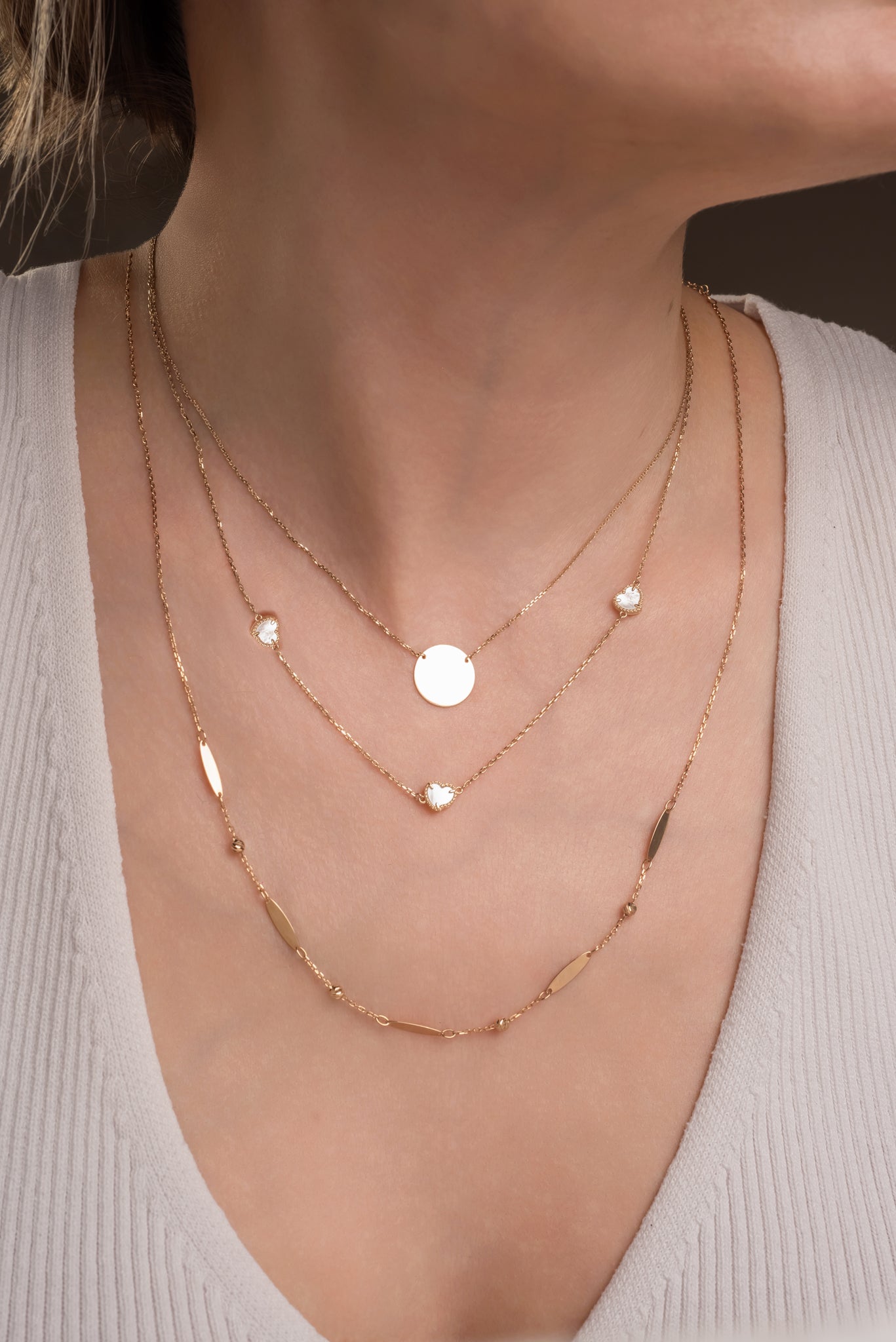 Gargantilla de oro sólido en 10 kilates con círculo de placa liso para grabado.