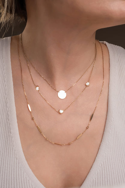 Gargantilla de oro sólido en 10 kilates con círculo de placa liso para grabado.