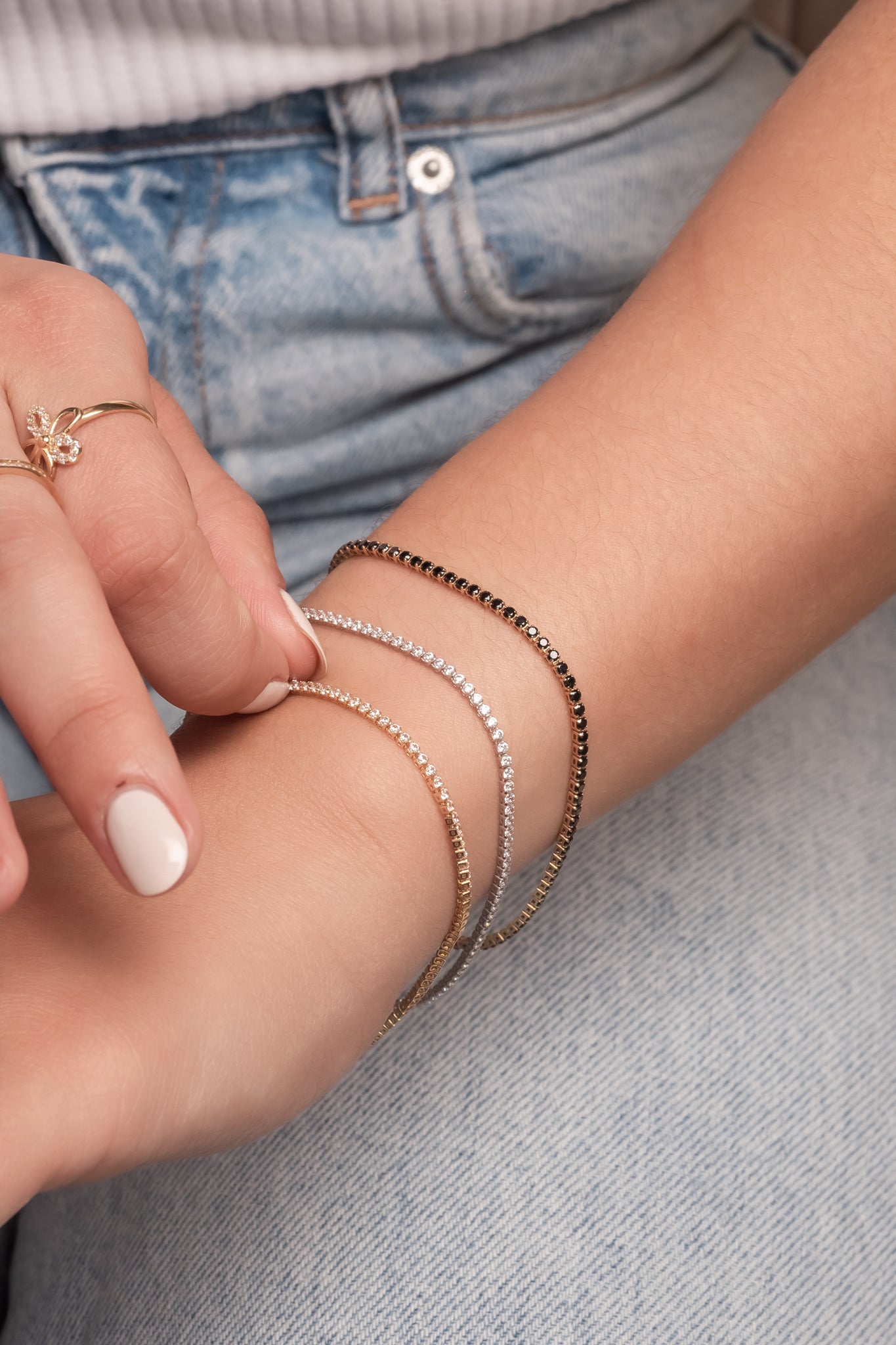 Pulsera tenis de oro sólido en 14 kilates con zirconias negras montadas en oro amarillo.