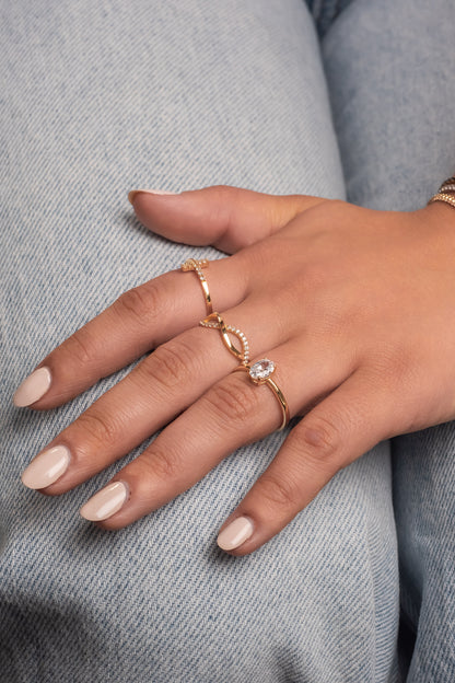 Anillo de oro sólido en 14 kilates con cruz en horizontal de zirconias.