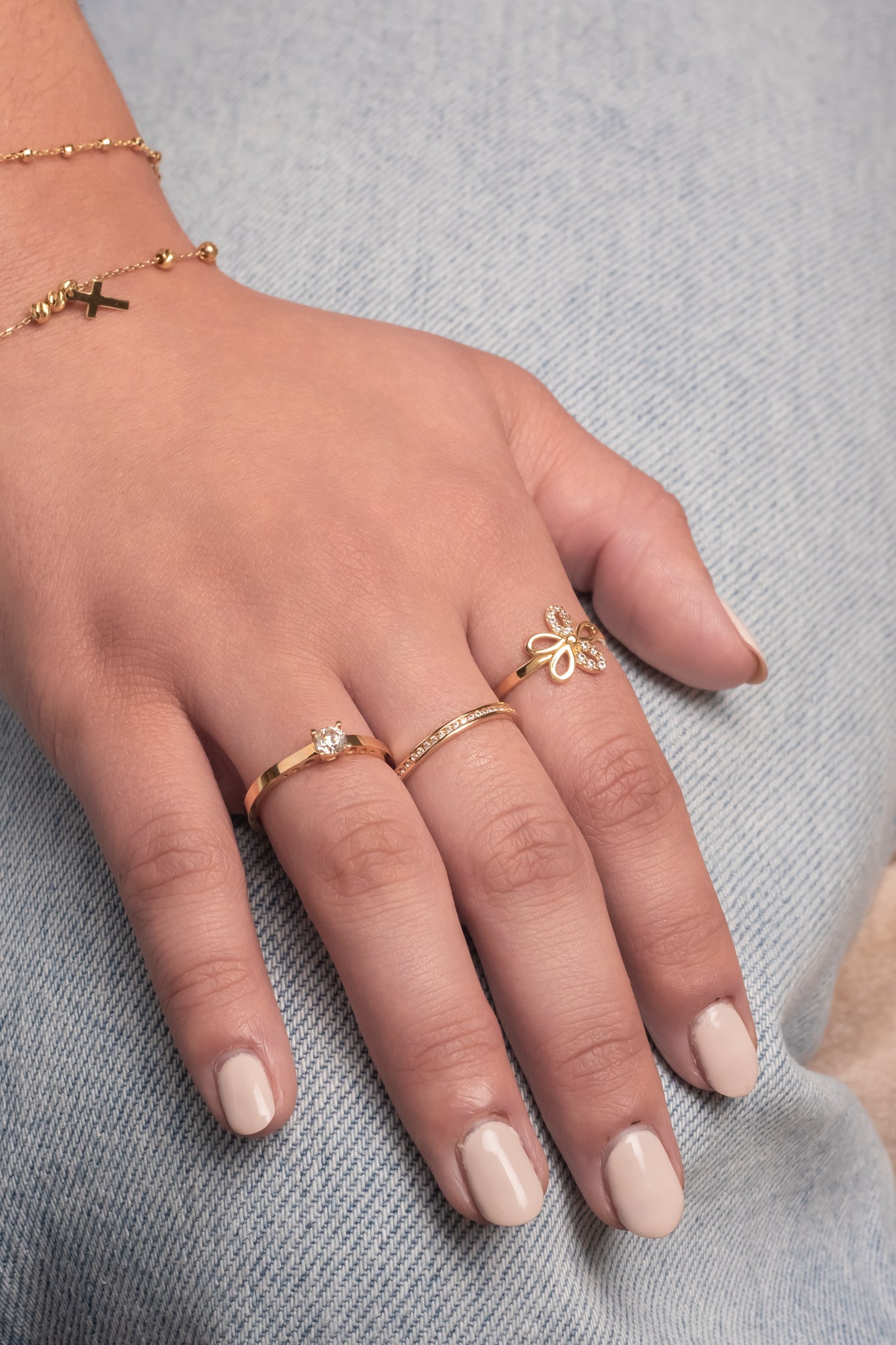 Anillo de oro sólido en 10 kilates con una flor de cinco petalos y dos con zirconias