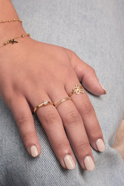 Anillo de oro sólido en 10 kilates con una flor de cinco petalos y dos con zirconias