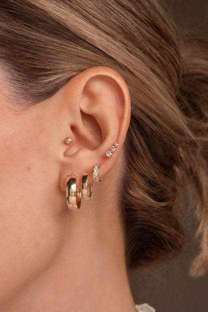 Arracada de oro sólido en 14 kilates con forma clásica lisa seminflada.