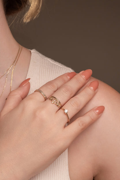 Anillo churumbela de oro sólido en 14 kilates con zirconias rectangulares biseladas.