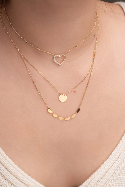 Gargantilla de oro sólido en 10 kilates con un estilo de doble cadena, la corta con un circulo liso y en la siguiente seis medios circulos