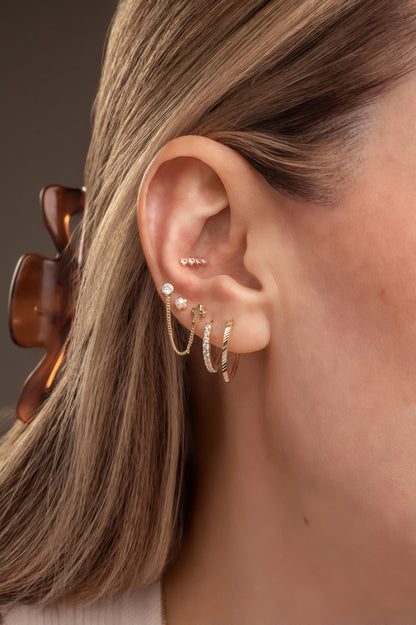 Arracada 10 kilates forma delgada y diamantado en líneas