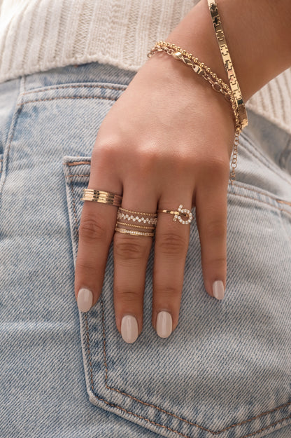 Anillo 10 kilates líneas lisas y laterales letras grabadas