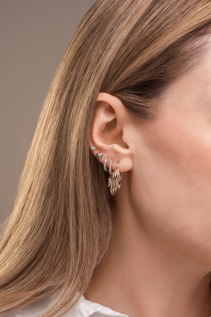 Arracada 10 kilates forma tubular en oro florentino torcido