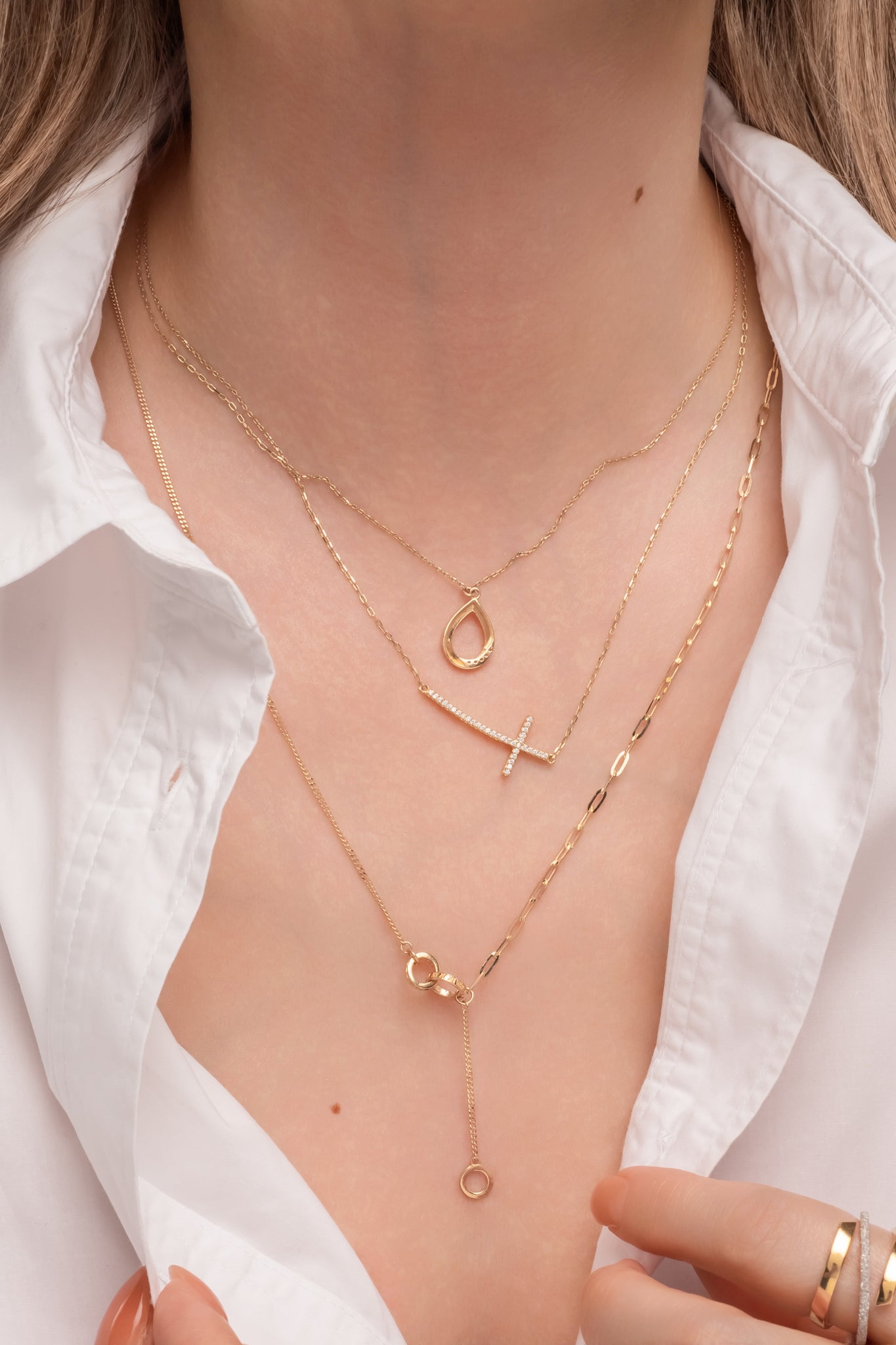 Gargantilla de oro sólido en 10 kilates con una cruz lateral delgada y larga con zirconia