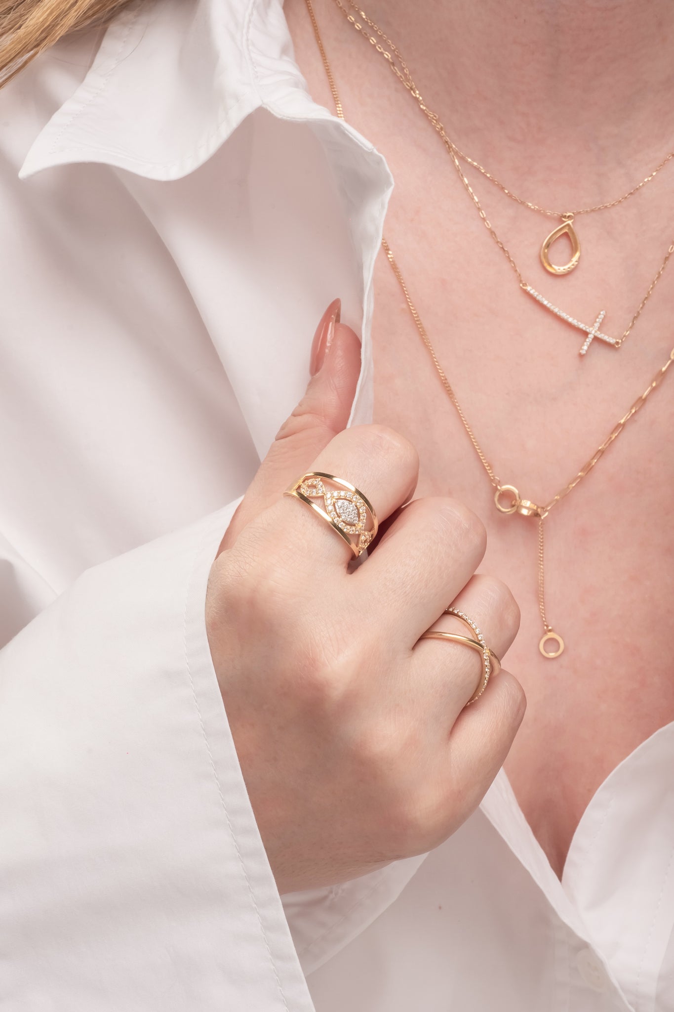 Anillo 10 kilates brazo doble en forma de X liso y zirconias