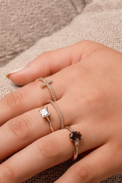 Anillo de oro sólido en 14 kilates con zirconia cuadrada brazo liso delgado.