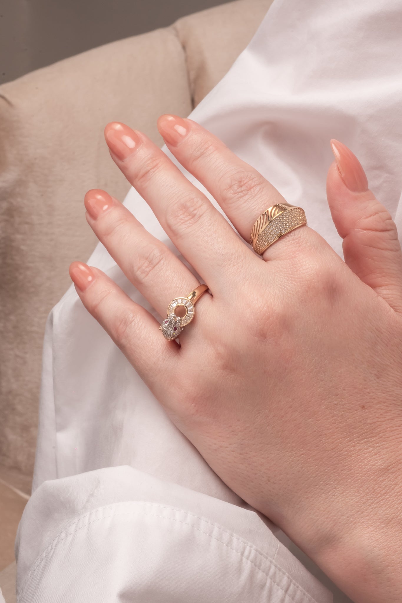 Anillo 10 kilates forma de pico, un lado de zirconias y el otro de ondas huecas.