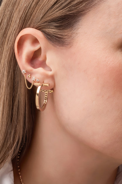 Arete de oro sólido en 14 kilates con media arracada con T’s liso.