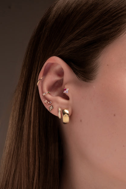 Huggie de oro sólido en 14 kilates con zirconias básico biseladas y mitad hueca oro amarillo.