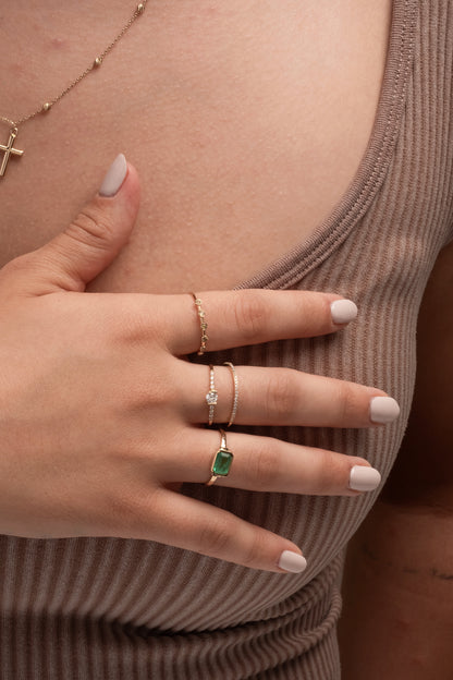 Anillo de oro sólido en 14 kilates con esmeralda cuadrada biselada de 7x5 mm.