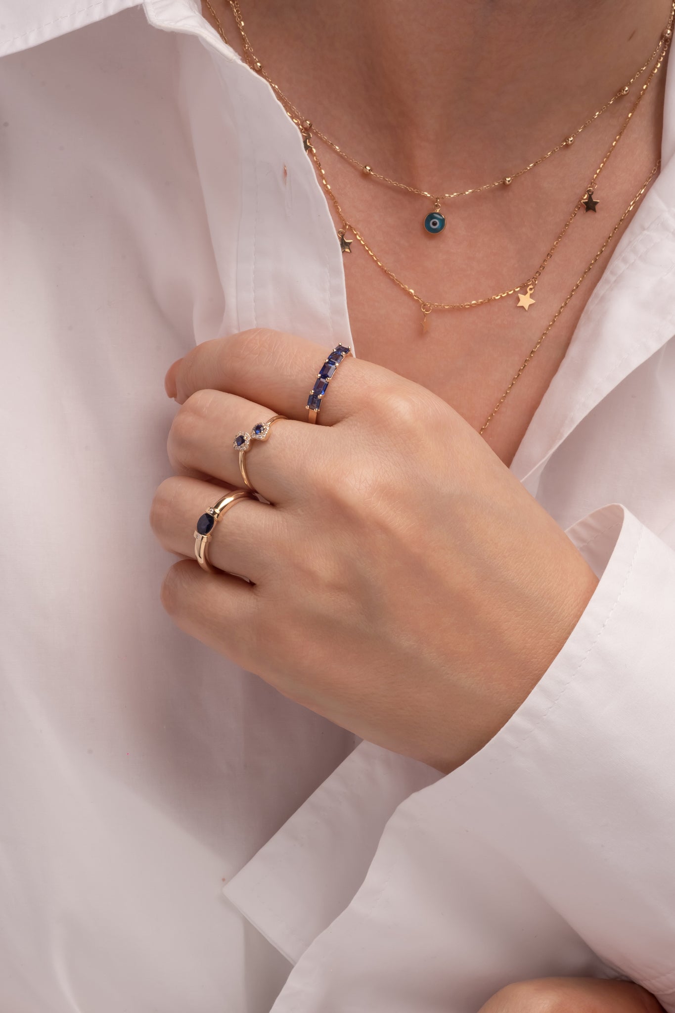 Anillo de oro sólido en 14 kilates con diamantes en forma de flores una arriba y una abajo, centro zafiro.