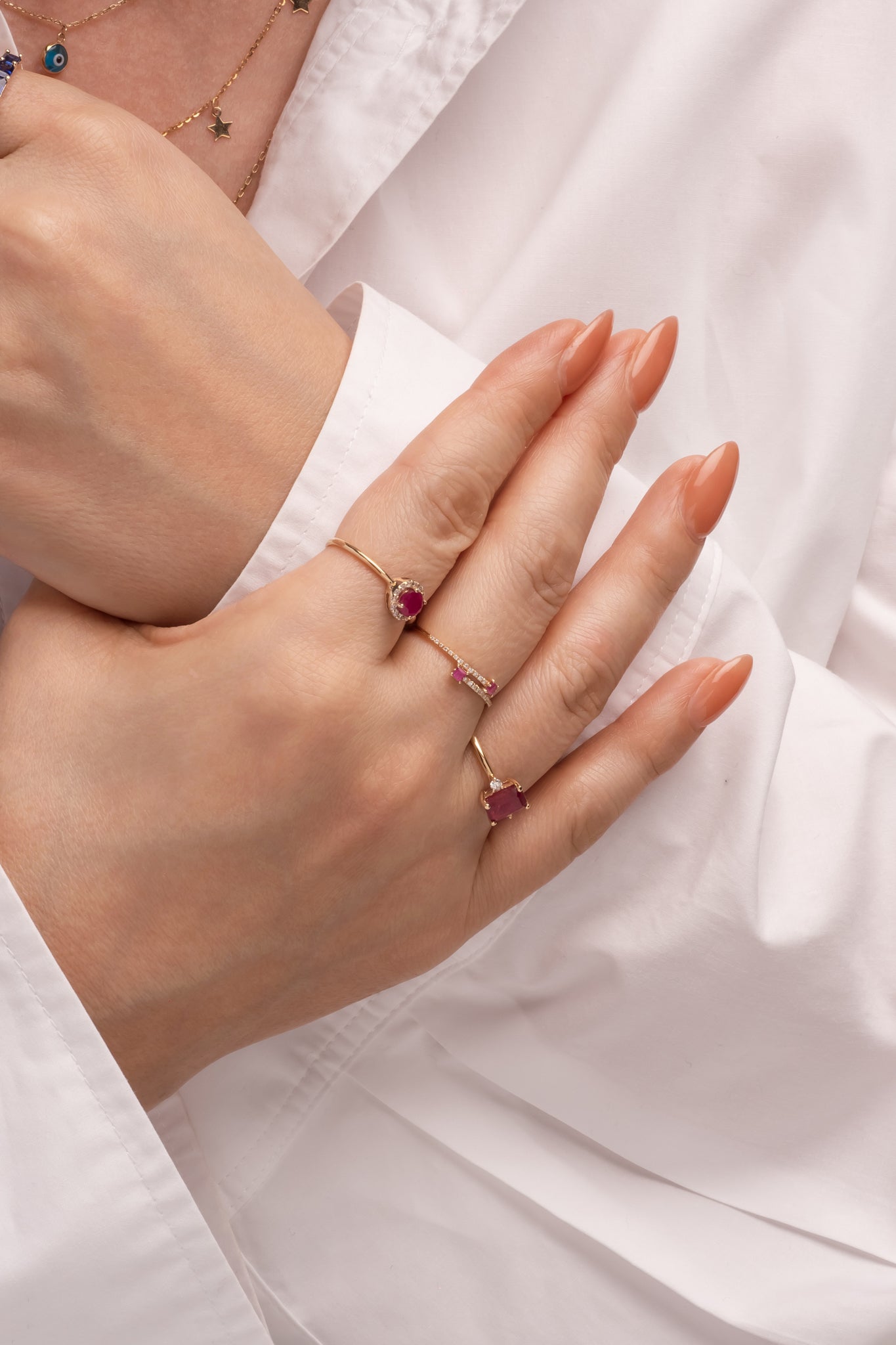 Anillo de oro sólido en 14 kilates con brazo doble de diamantes y en las puntas rubies.