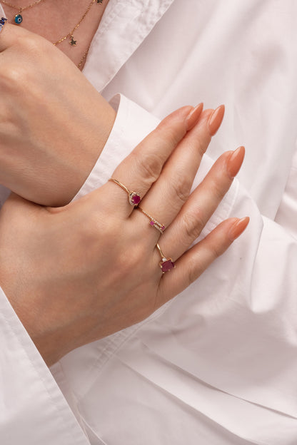 Anillo de oro sólido en 14 kilates con brazo doble de diamantes y en las puntas rubies.