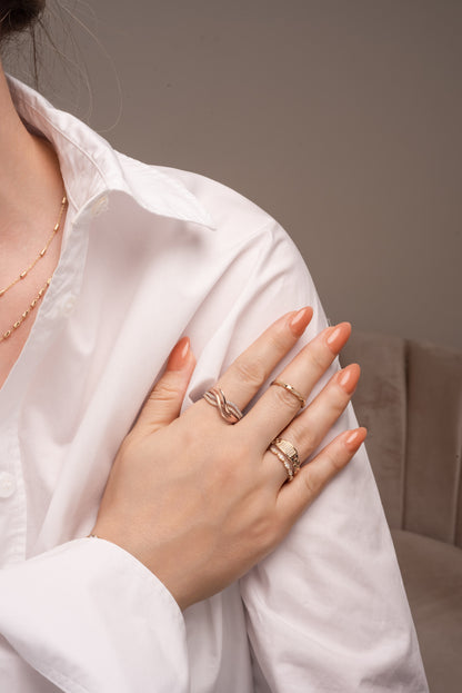 Anillo 10 kilates un entrelazado liso y zirconia.