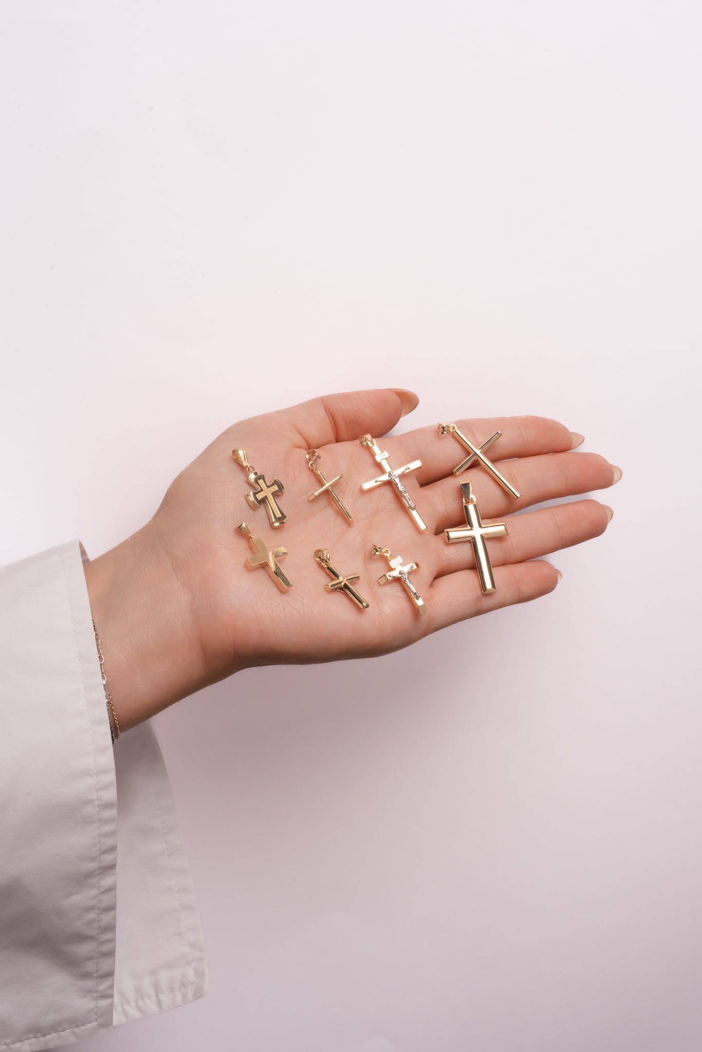 Dije de oro sólido en 10 kilates con forma de cruz rectangular delgada