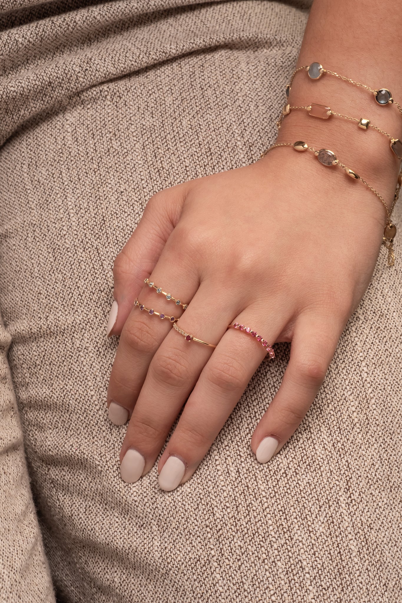 Anillo de oro sólido en 14 kilates con brazo delgado mitad liso, centro rubies y medio brazo de diamantes de 0.03 ct.