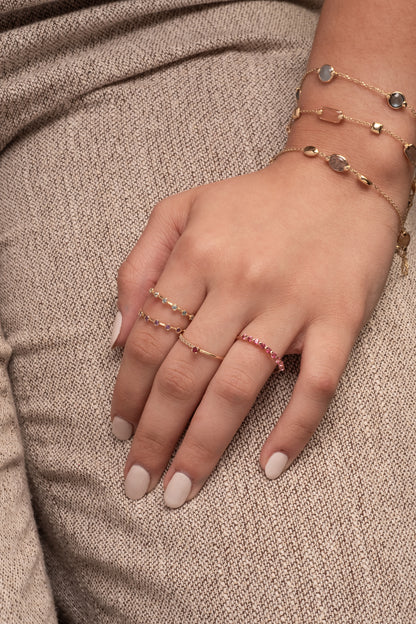 Anillo de oro sólido en 14 kilates con brazo delgado mitad liso, centro rubies y medio brazo de diamantes de 0.03 ct.