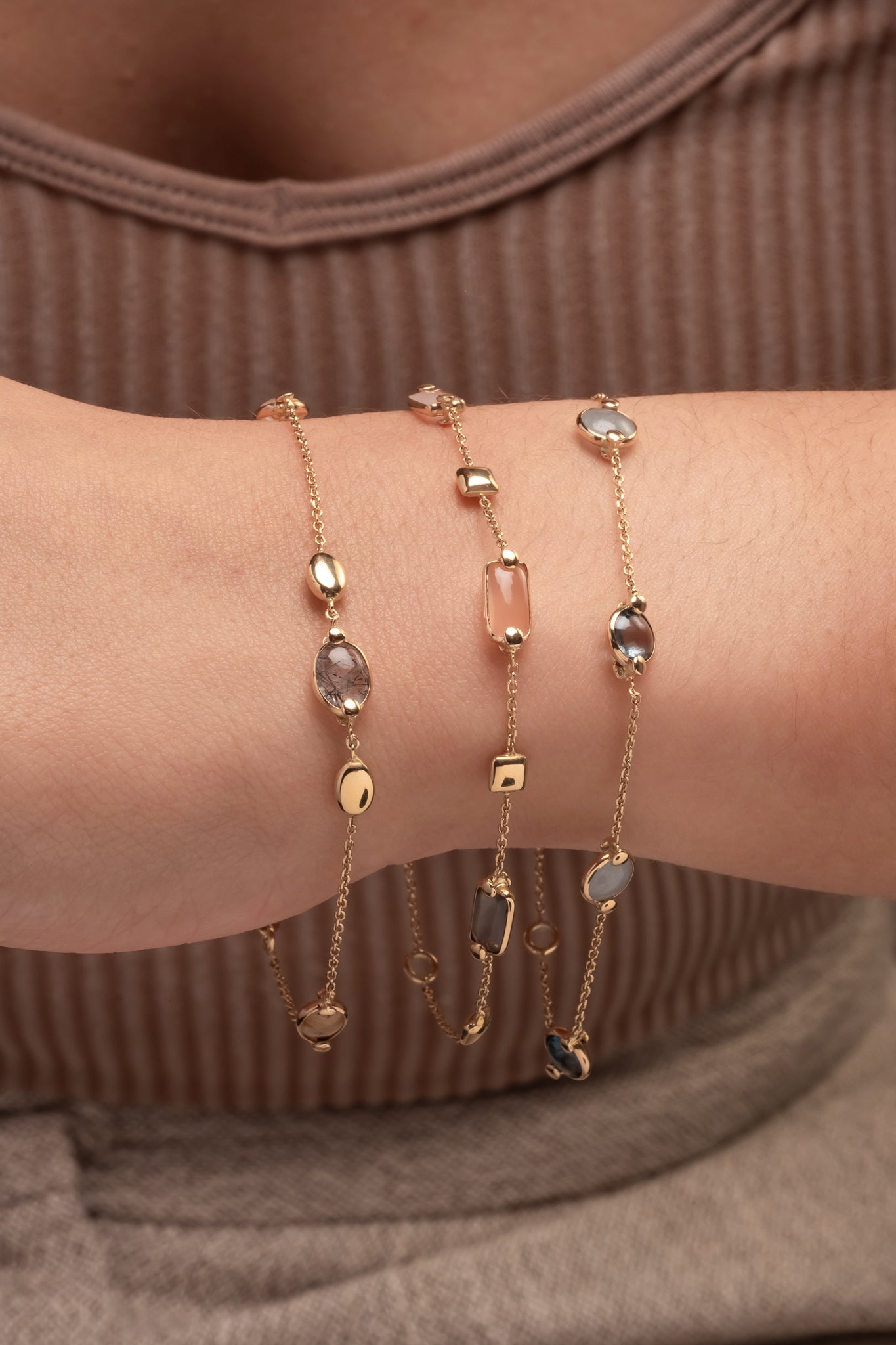 Pulso de oro sólido en 14 kilates con cuarzos rutilados amarillos, azules y semillas de oro amarillo lisos biselados.