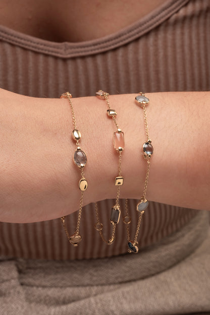 Pulso de oro sólido en 14 kilates con cuarzos rutilados amarillos, azules y semillas de oro amarillo lisos biselados.