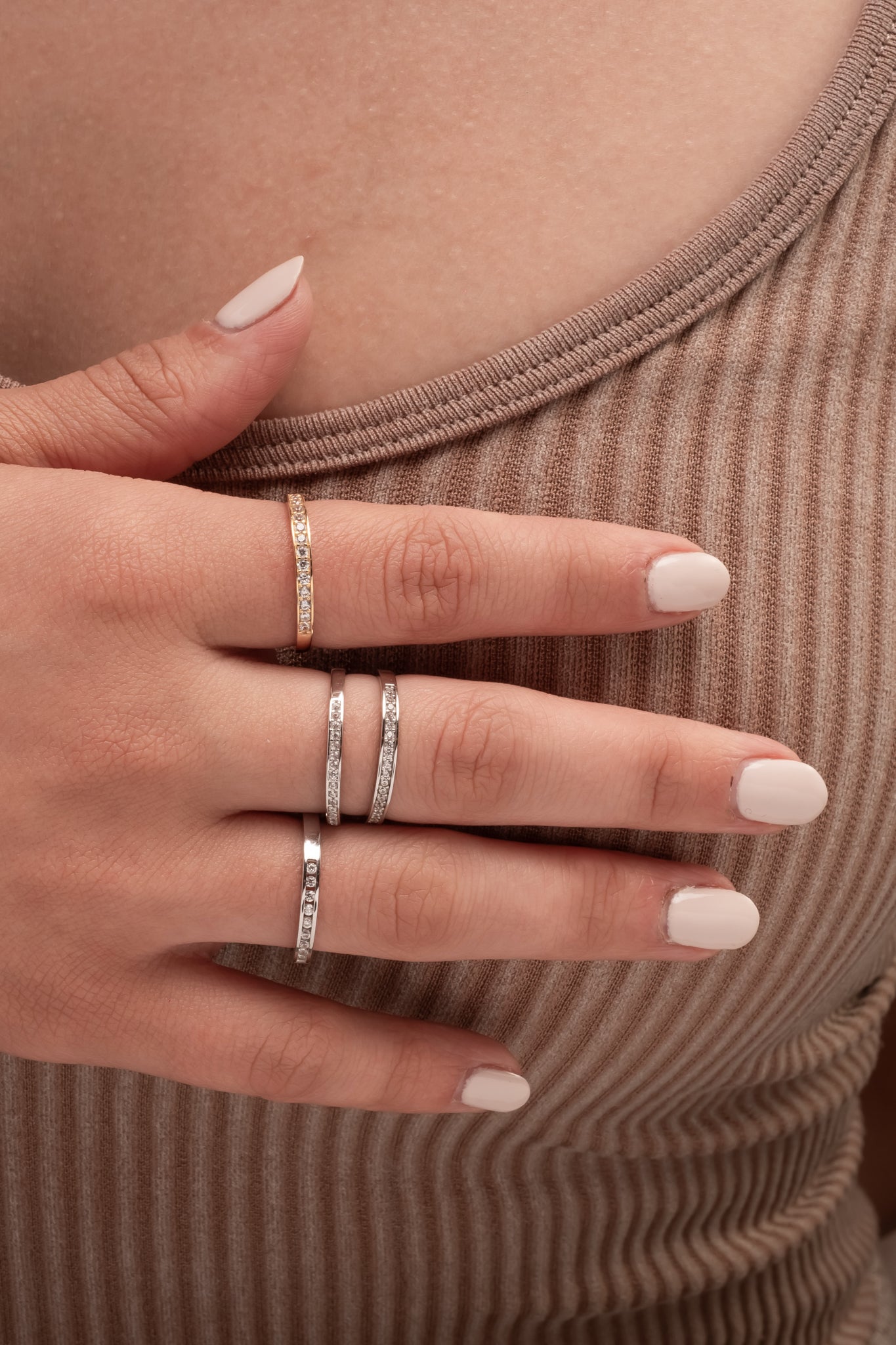 Anillo churumbela de oro sólido en 14 kilates con media churumbela bisel oro blanco.