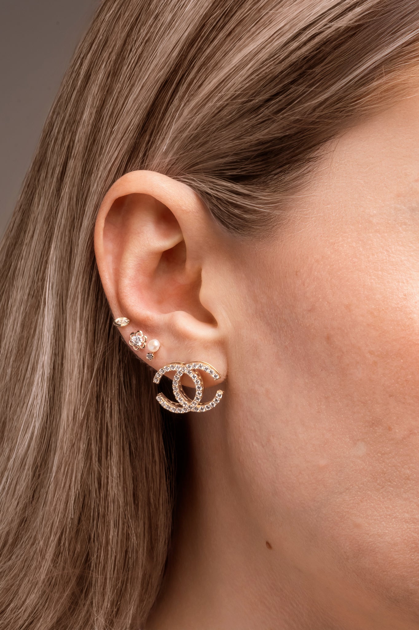 Arete 10 kilates doble C de zirconias grande