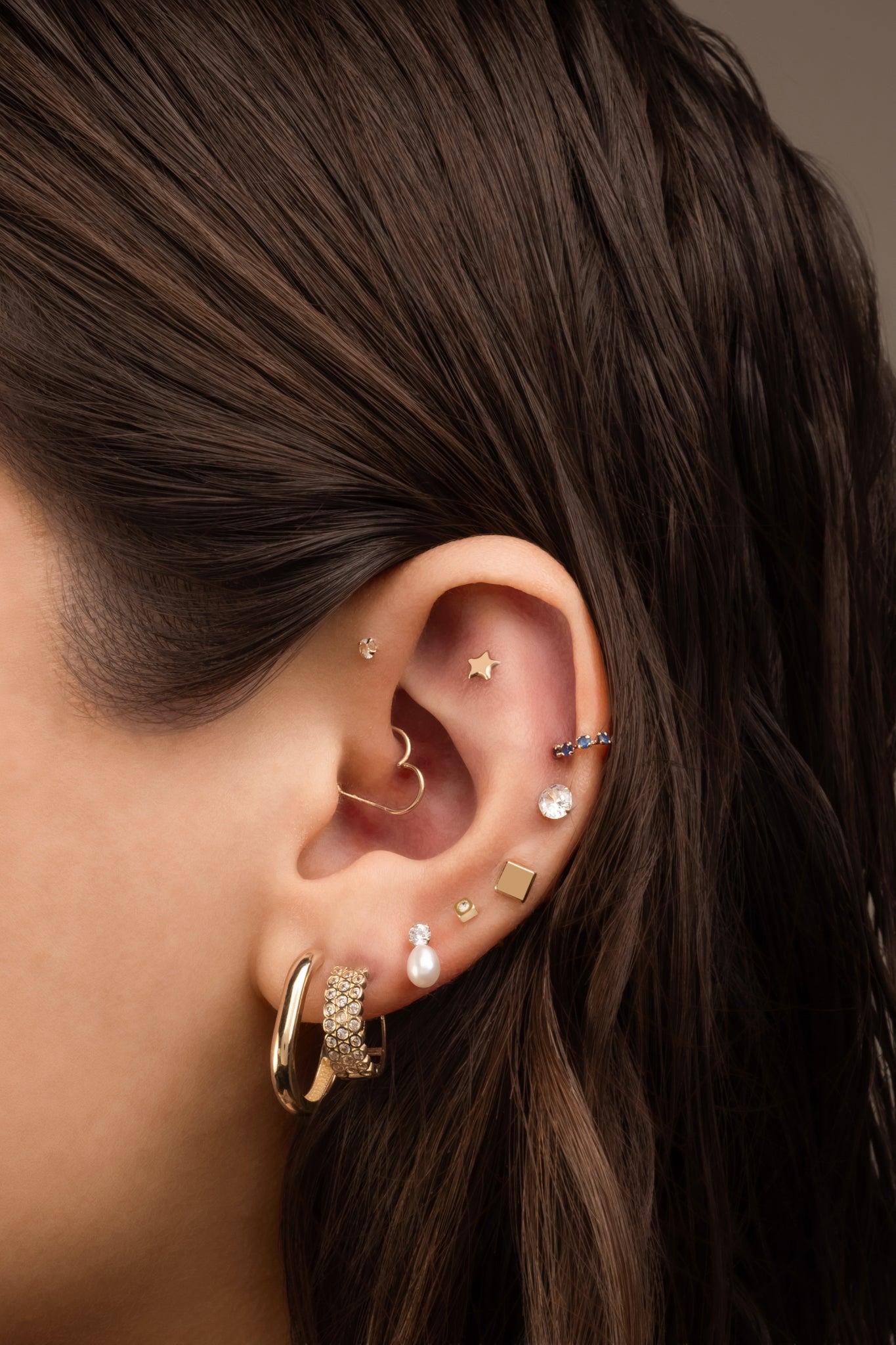 Arracada 10 kilates grosor de cilindro en forma rectangular y esquinas ovaladas.