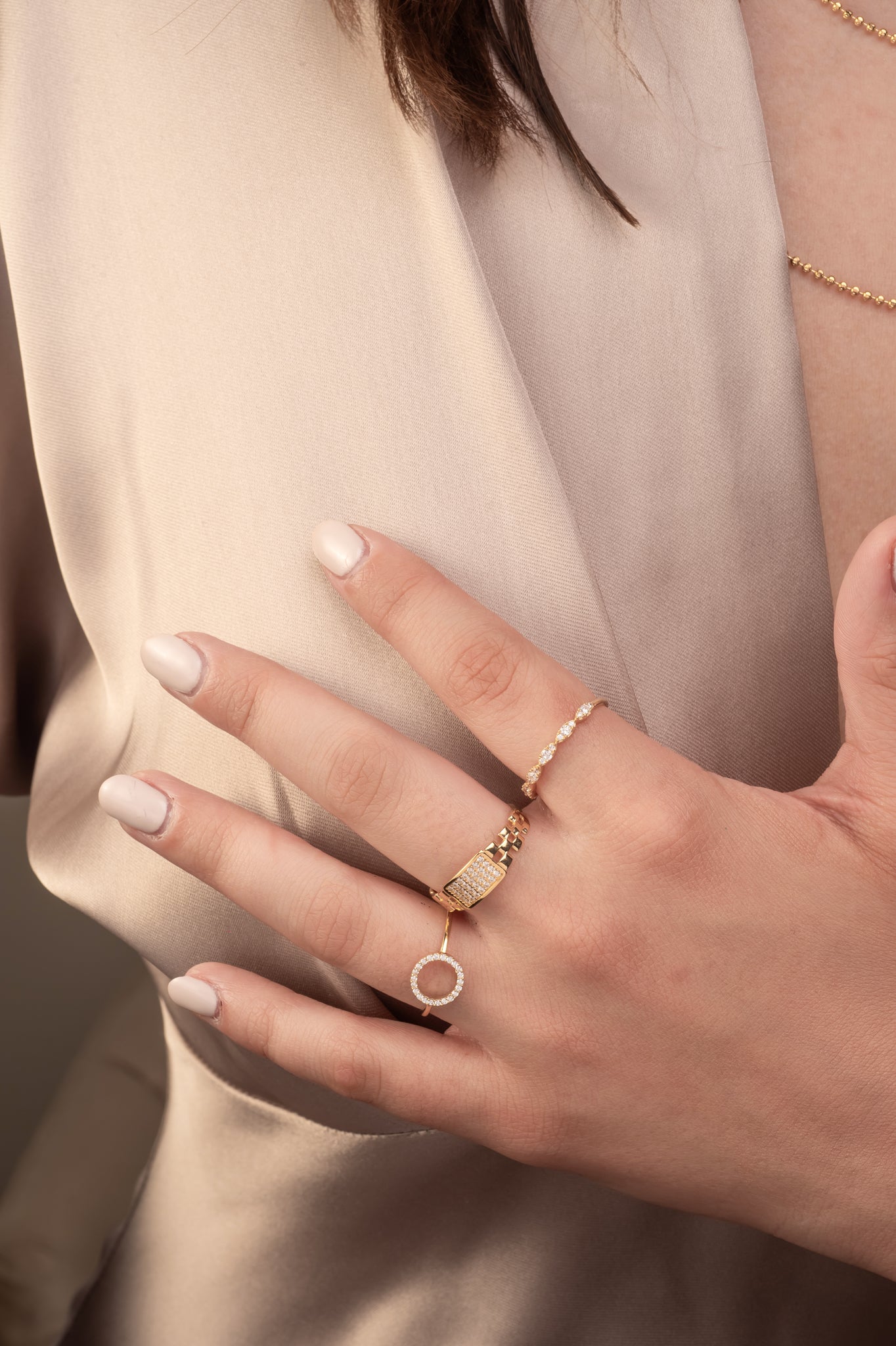 Anillo 10 kilates un brazo estilo rolex, rectángulo al centro con zirconias.