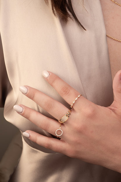 Anillo 10 kilates un brazo estilo rolex, rectángulo al centro con zirconias.