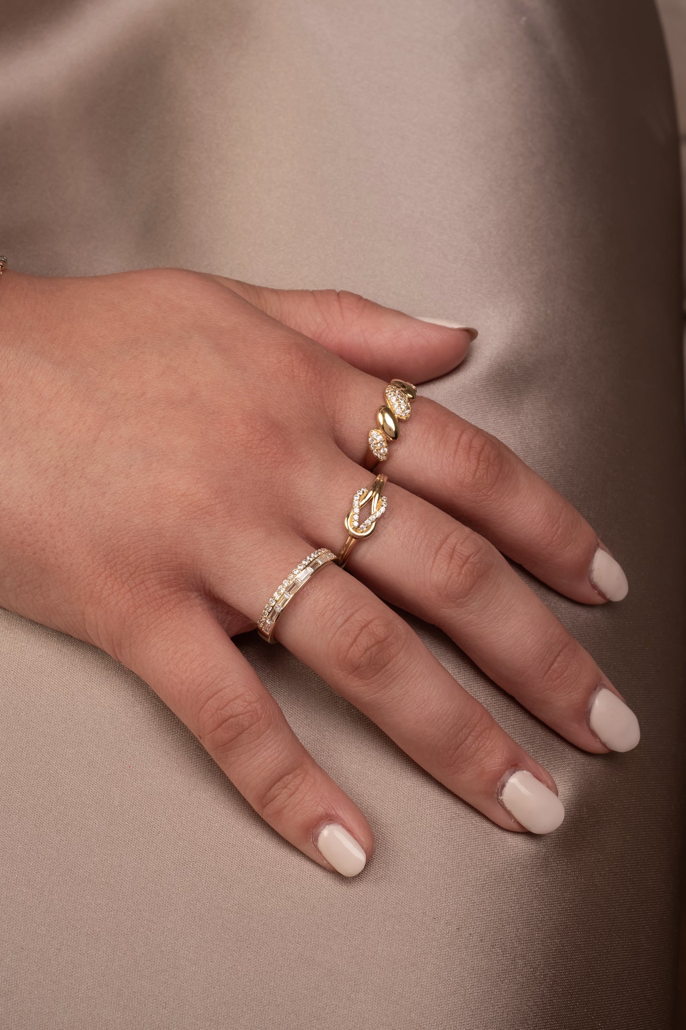 Anillo 10 kilates estilo de churumbela partida a la mitad, un lado zirconias circulares y el otro rectangulares blancas.