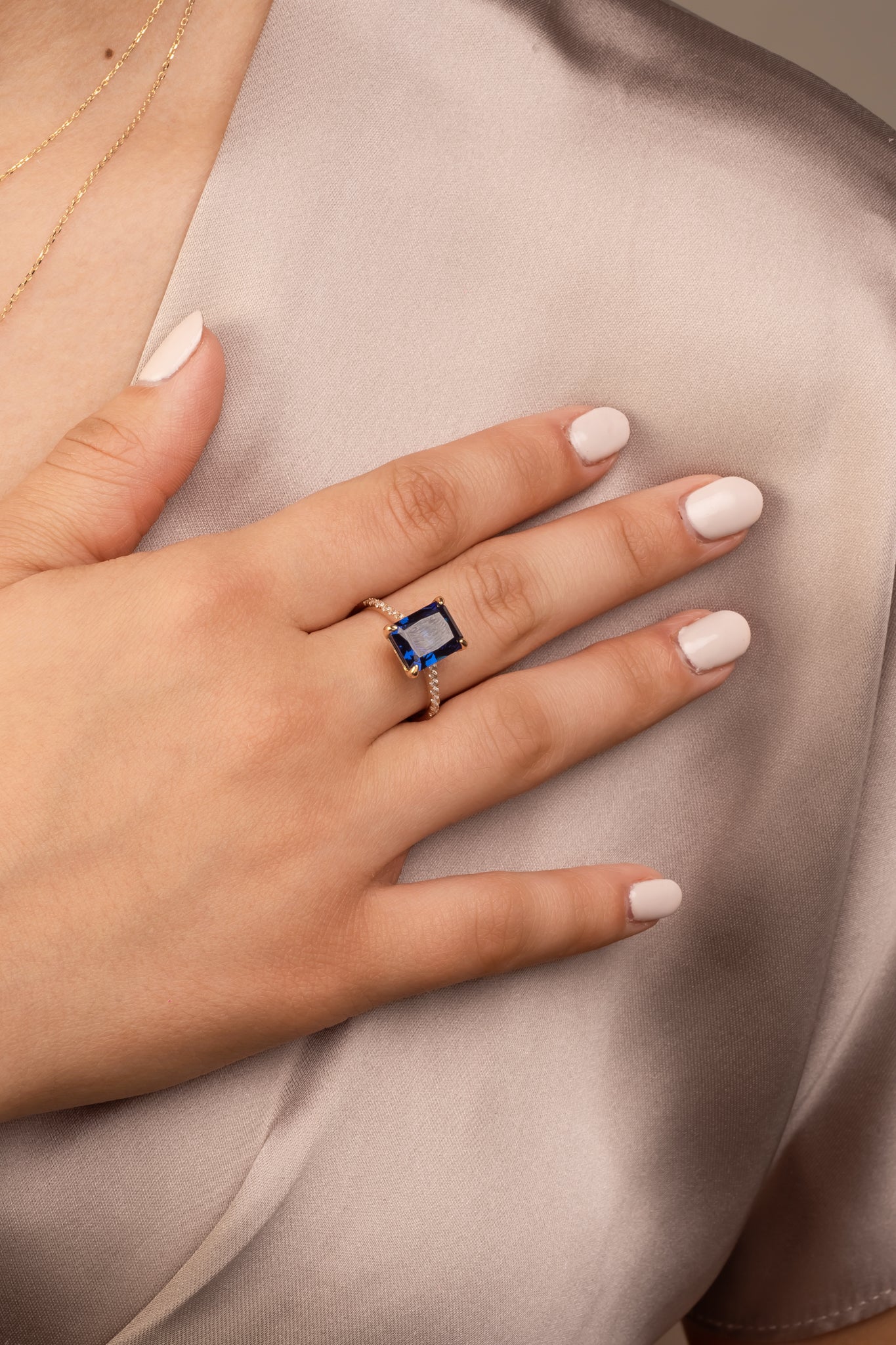 Anillo en 14 kilates con corte baguette zirconia azul con brazo de zirconia blanca.