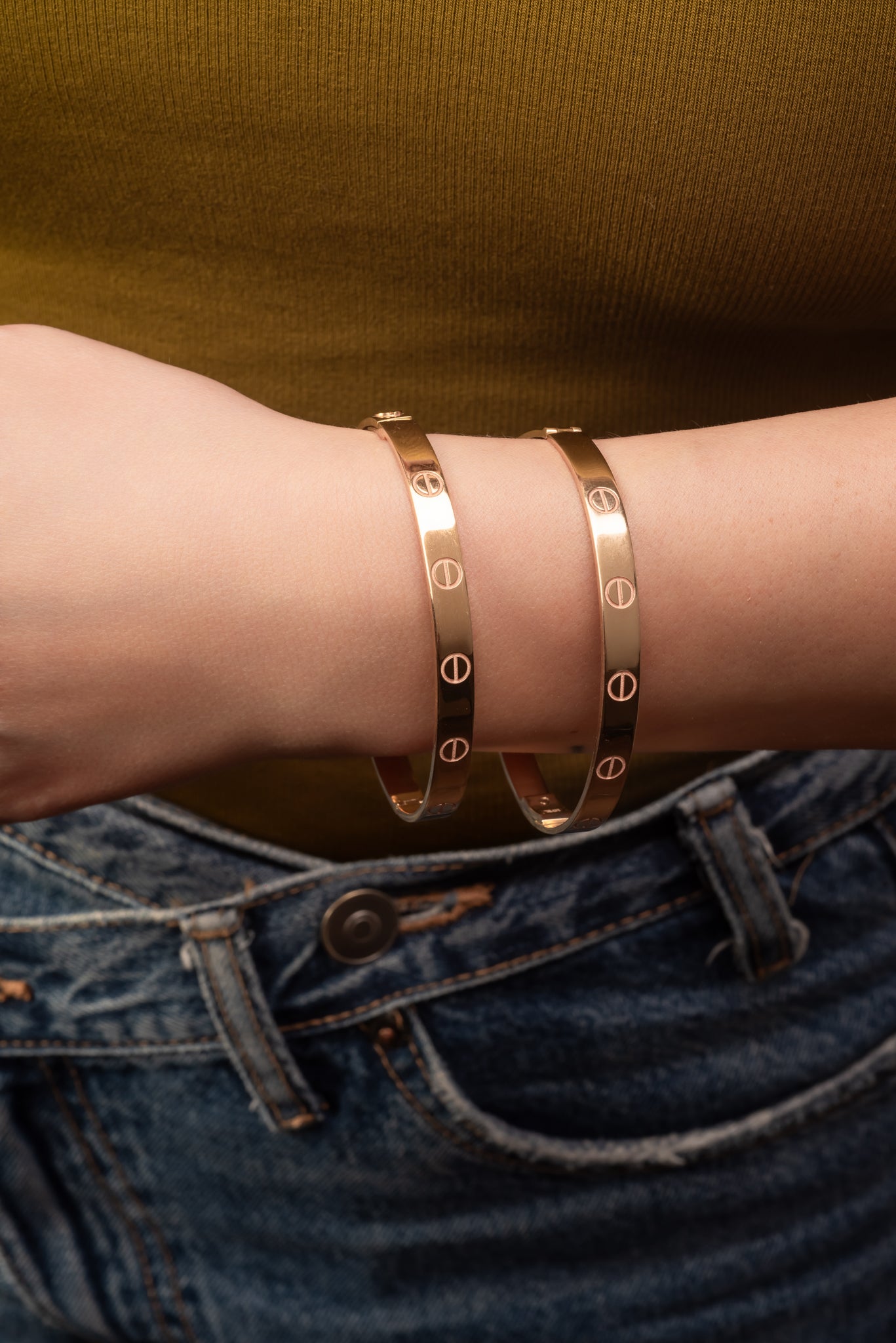 Pulsera aro de oro sólido en 10 kilates con formas de tornillos lisos chico.