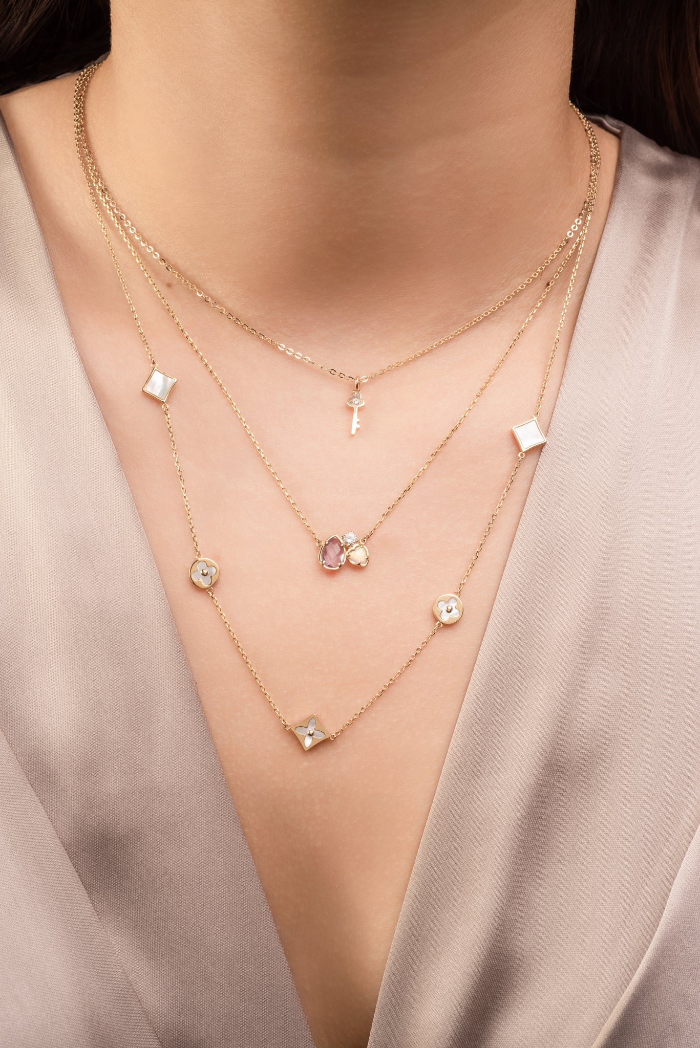 Gargantilla 10 kilates tres piedras: una zirconia estilo uva, un corazón en ópalo y una zirconia blanca