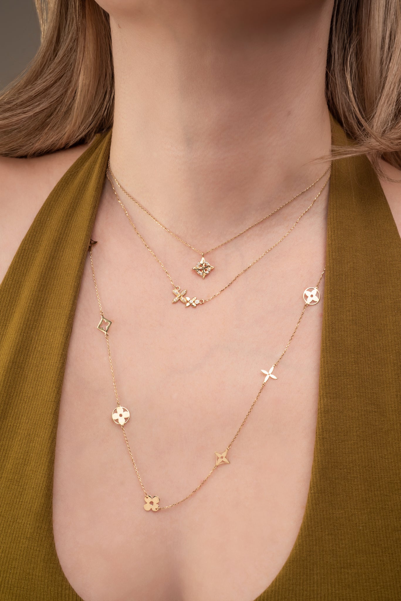 Gargantilla 10 kilates siluetas de flor de cuatro pétalos