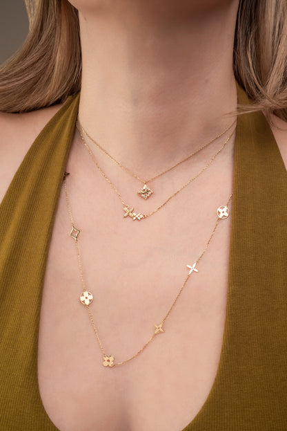 Gargantilla 10 kilates siluetas de flor de cuatro pétalos