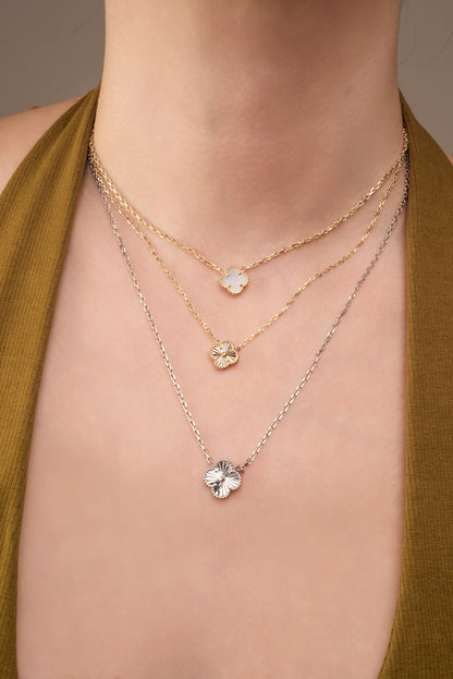 Gargantilla 14 kilates una flor de cuatro pétalos chica en oro dorado.