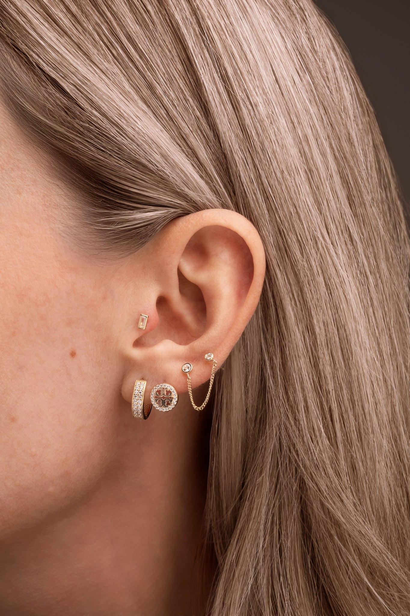 Arracada de oro sólido en 10 kilates con dos hileras de zirconias biseladas.