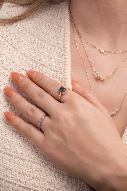 Anillo 10 kilates estilo de churumbela, zirconias color rosa pastel en oro blanco.