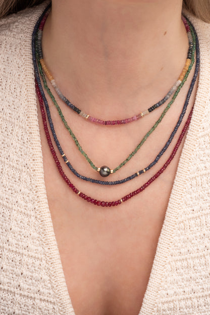 Gargantilla de oro sólido en 14 kilates con rubies y aros oro amarillo.