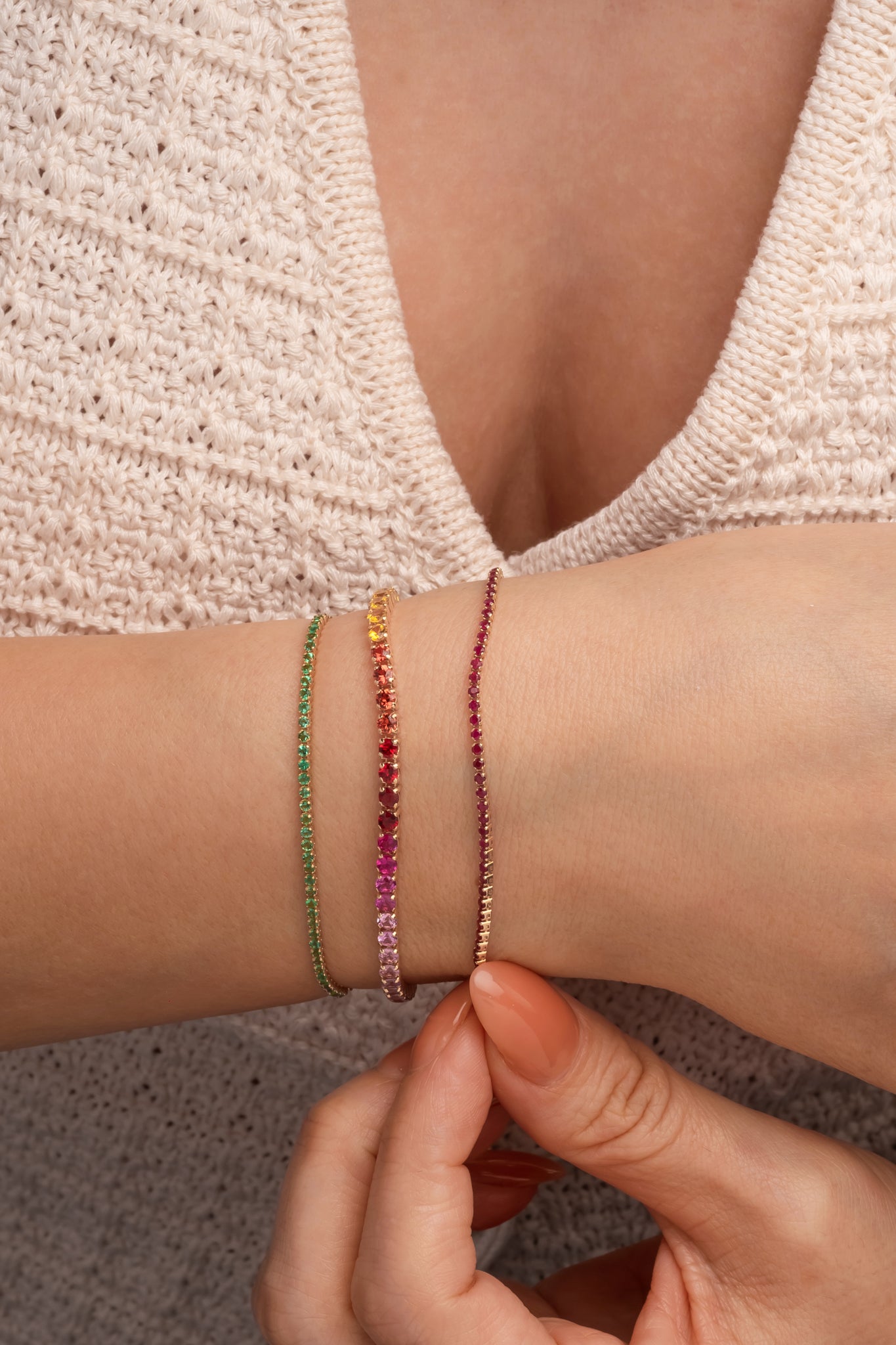 Pulso de oro sólido en 14 kilates con media tenis esmeralda de 0.55 ct.