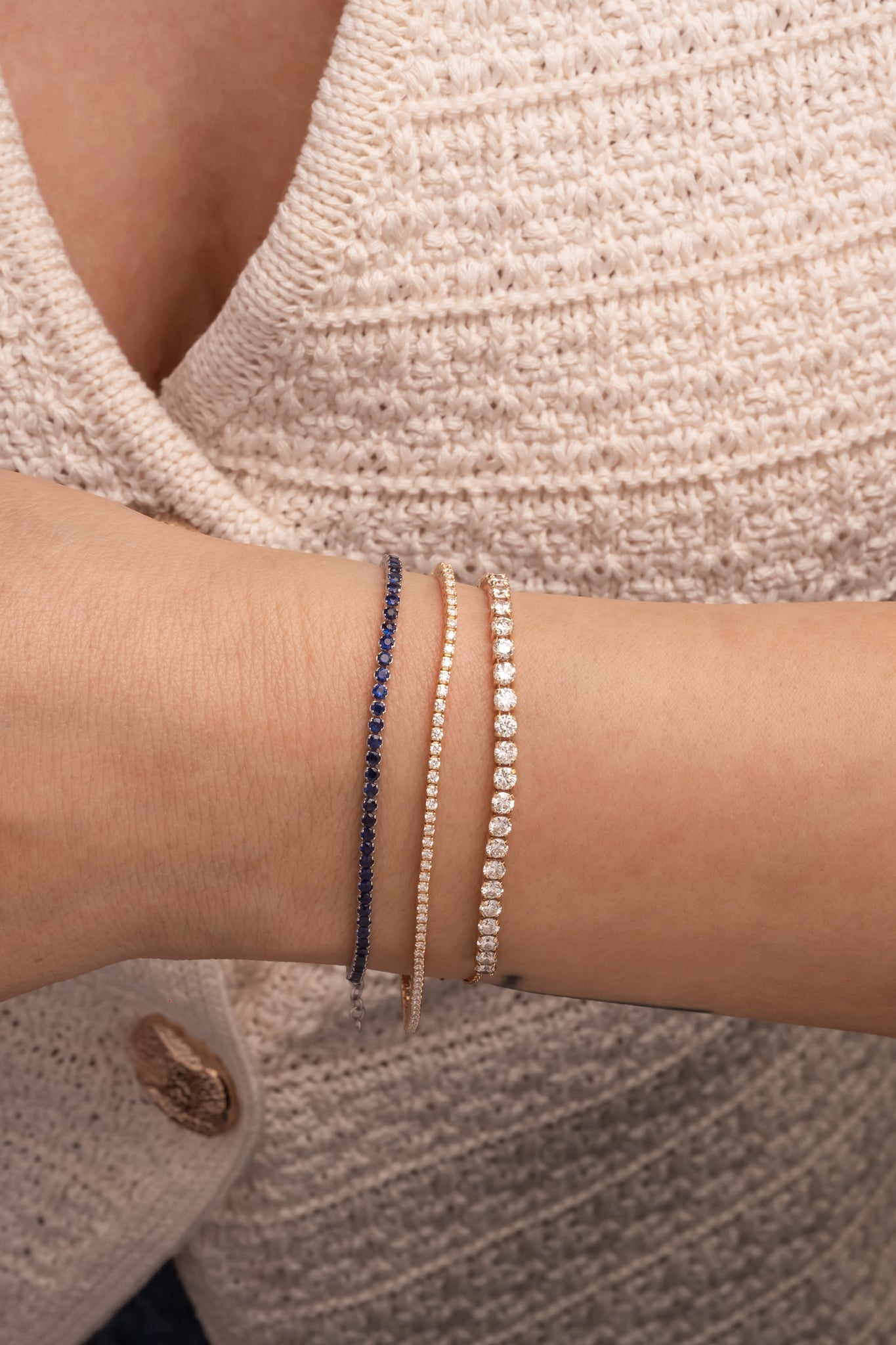 Pulso de oro sólido en 14 kilates con tejido tenis de zafiros de 2.3 cts 15+3 cm montados sobre oro blanco.