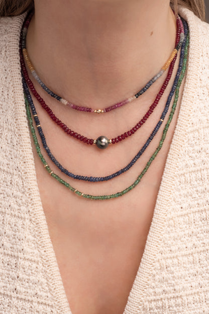 Gargantilla de oro sólido en 14 kilates con rubies y perla natural thaití.