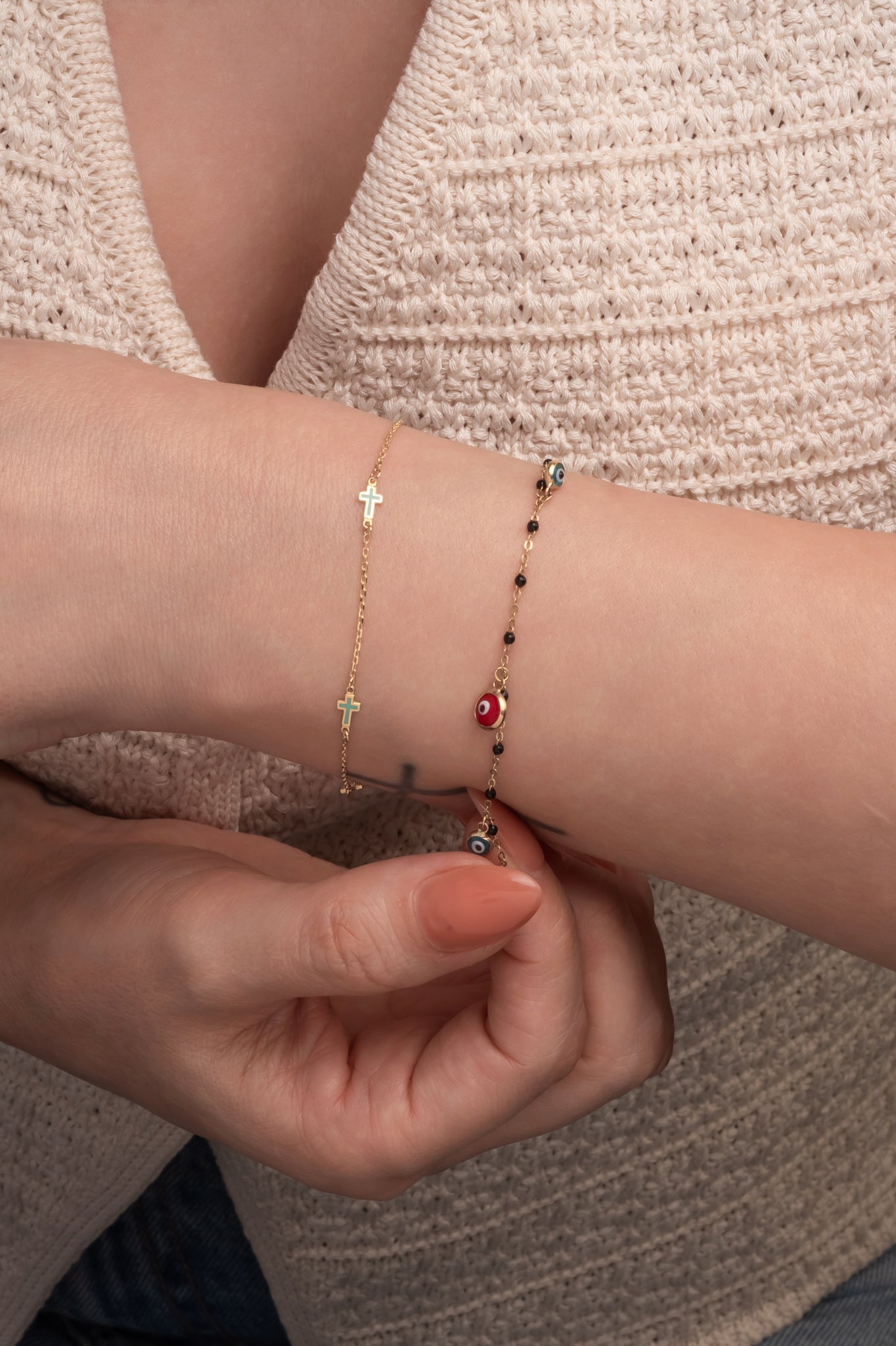 Pulsera 10 kilates bolitas esmaltadas negras y dijes ojos azules y rojo