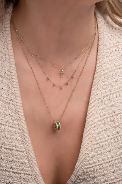 Gargantilla de oro sólido en 14 kilates con cruz de esmeraldas.